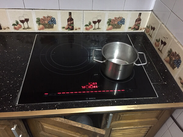 Bếp từ báo lối E1