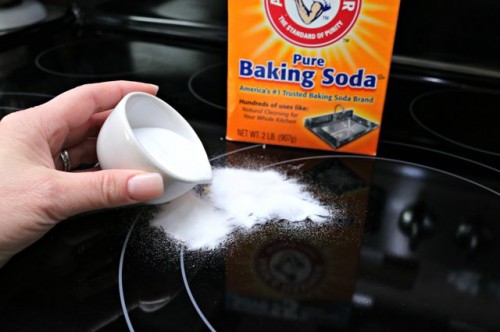 Dùng bột banking soda để loại bỏ vết bẩn