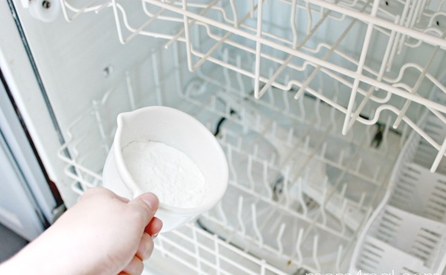 Sử dụng muối rửa chuyên dụng cho máy rửa bát Teka để bát đĩa được sạch sẽ và ngăn chặn tình trạng vôi hóa trong máy.