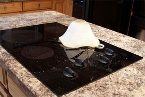 Nguyên nhân và cách xử lý mặt kính bếp từ bị nứt
